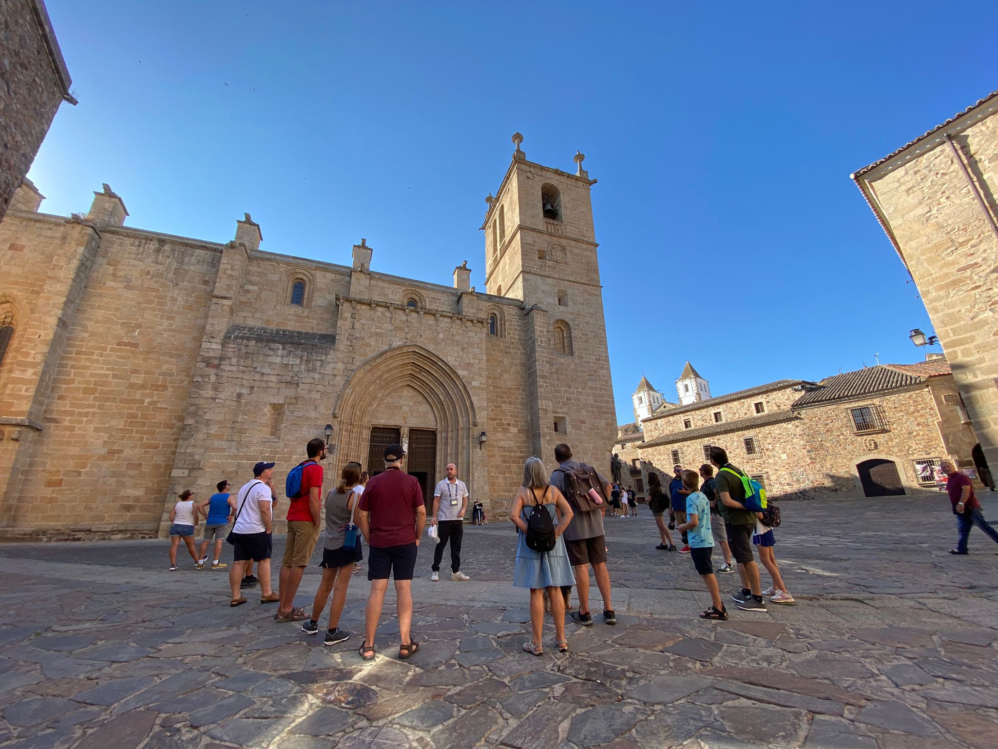 Turistas participando en el avistamiento de aves