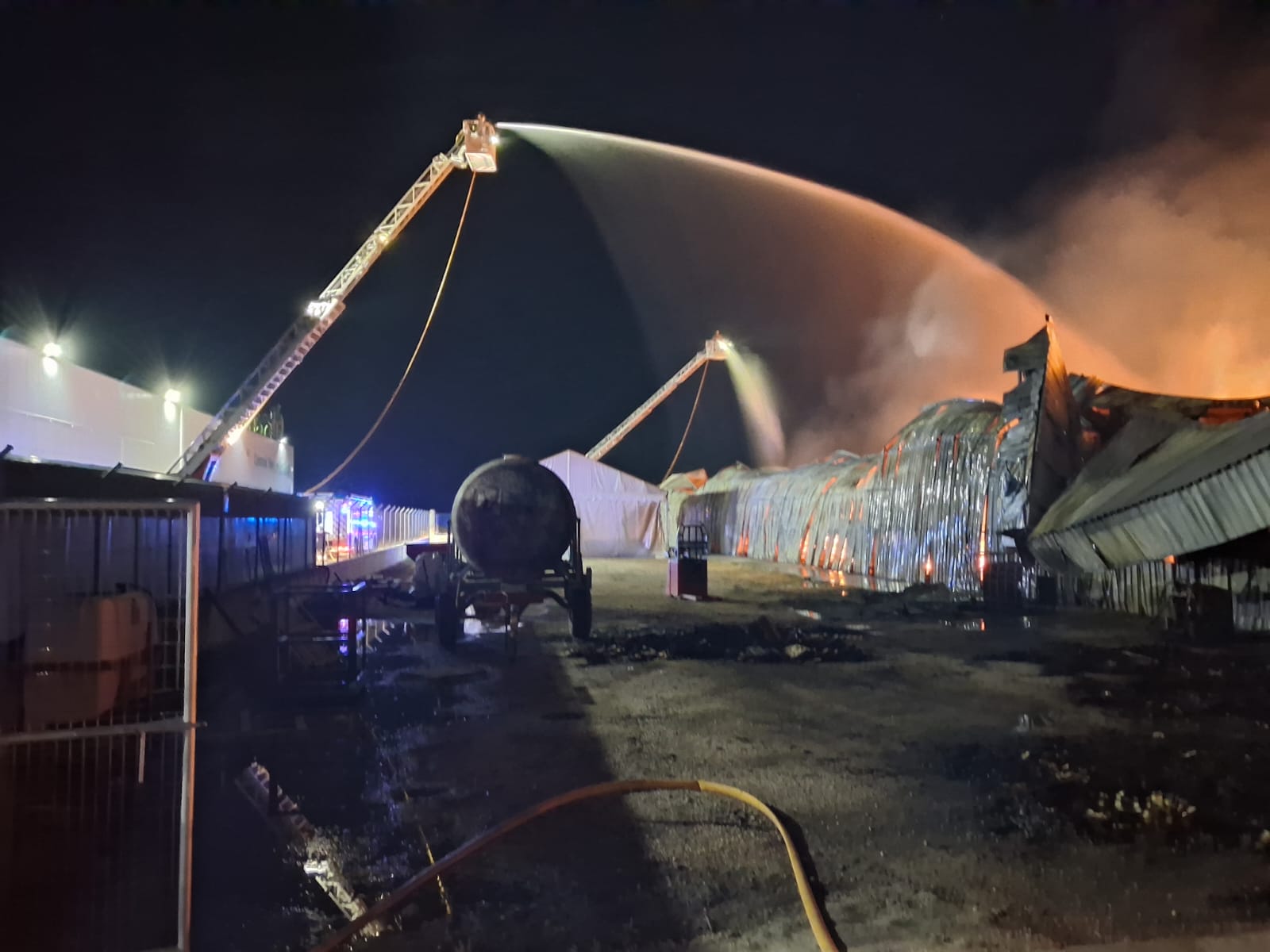 Labores de extinción en una nave de Valdivia