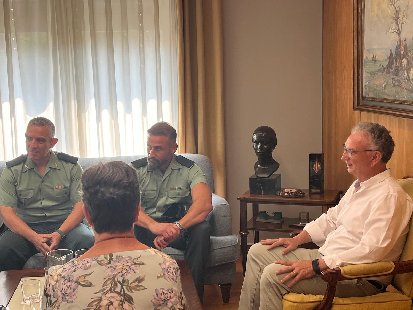 Reconocimiento a dos guardias civiles por salvar a un menor en el Ruecas