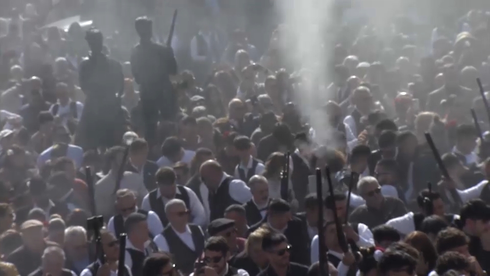 en Zarza la Mayor, la resurrección se celebra con pólvora y tradición fronteriza. Una costumbre que cruza generaciones y territorios, donde los protagonistas de la mañana son los tiros