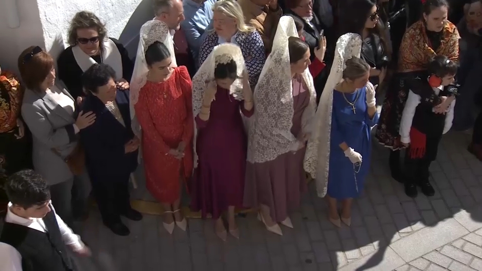 en Zarza la Mayor, la resurrección se celebra con pólvora y tradición fronteriza. Una costumbre que cruza generaciones y territorios, donde los protagonistas de la mañana son los tiros