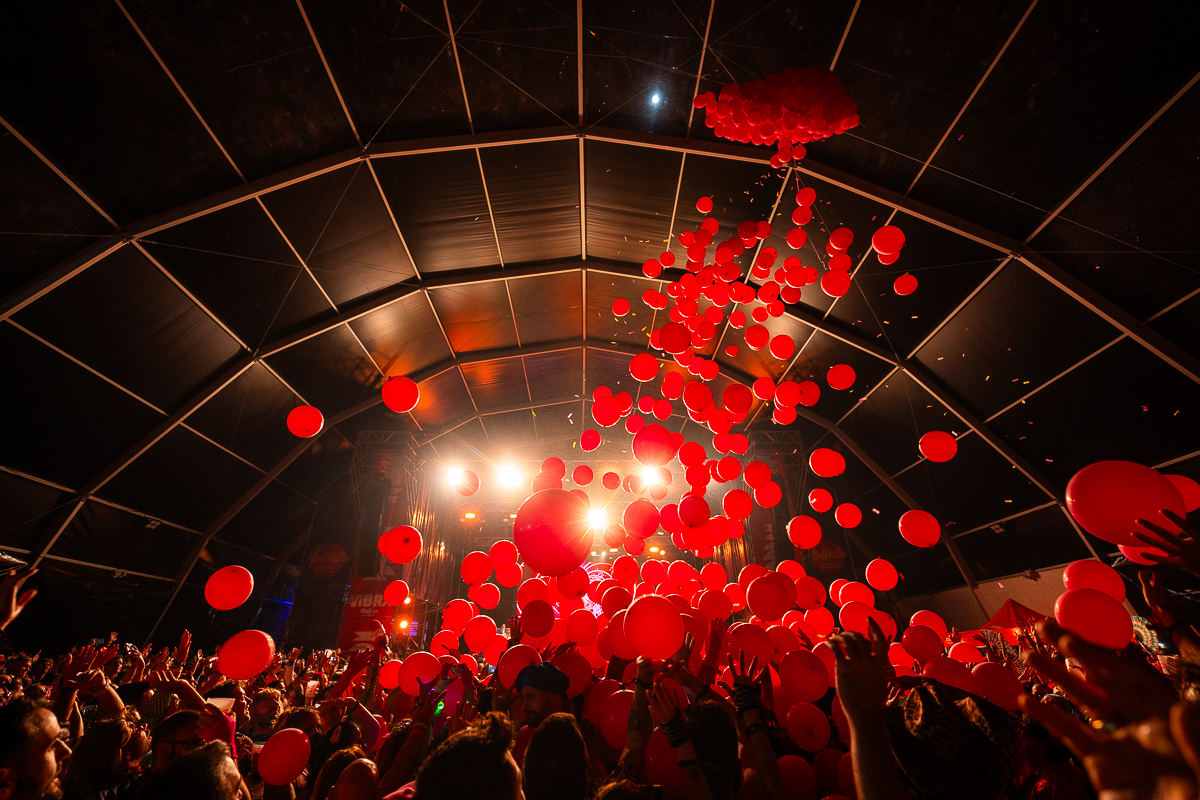 Lluvia de globos rojos durante la actuación de Camela en Horteralia