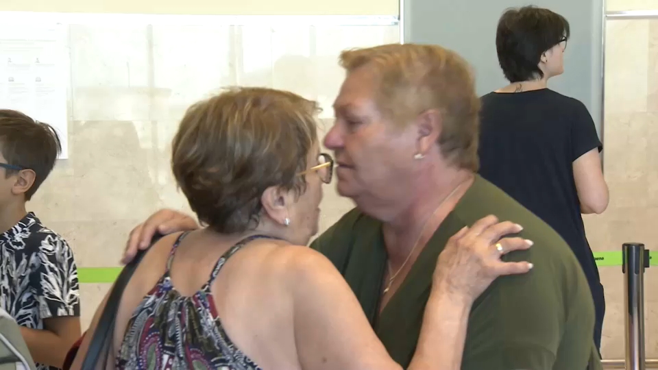 Abrazo de una pasajera en el aeropuerto de Badajoz