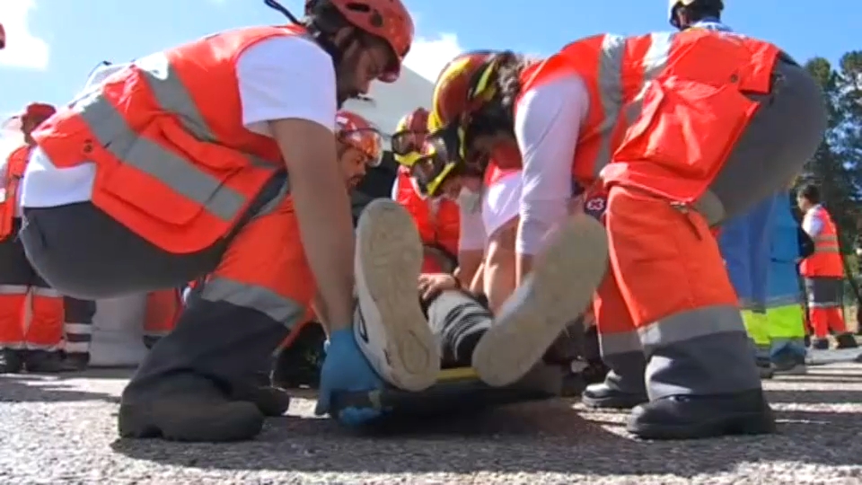 Sanitarios trasladan a uno de los heridos ficticios del simulacro