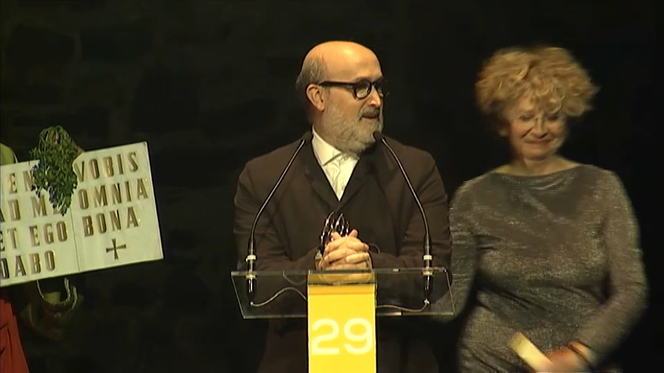 El actor Javier Cámara se emociona al recibir el premio
