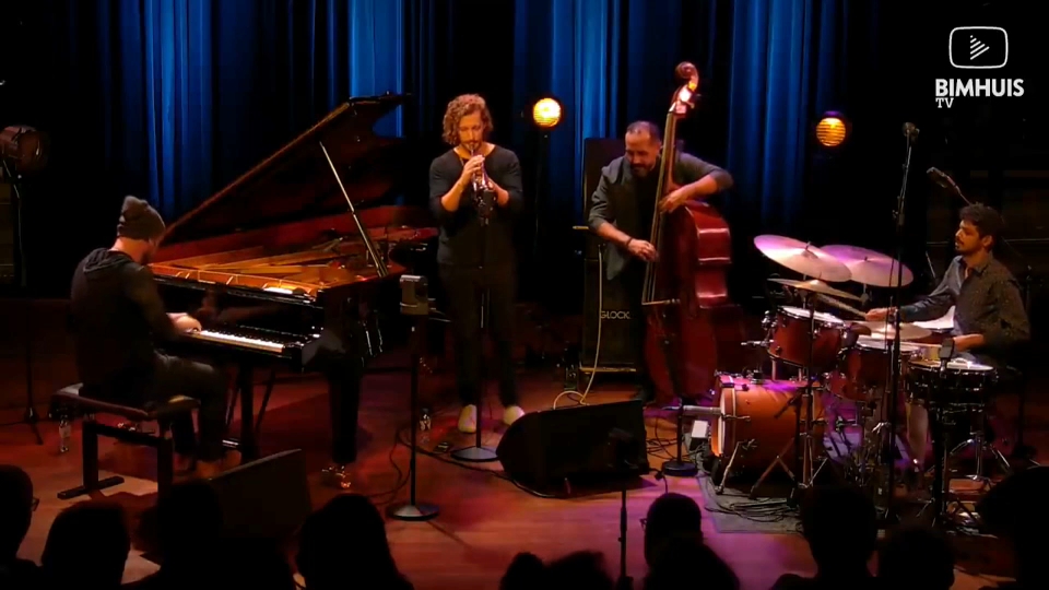 En esta edición se ofrecerán varios conciertos en el auditorio de la Fundación Caja Badajoz. El primero en subirse a ese escenario de la será el pianista Shai Maestro. "Para nosotros es un lujo abrir con él. Será a las 9 de la noche el miércoles y con entrada gratuita" señal Javier Alcántara, codirector del festival.&nbsp; Como en años anteriores el escenario principal será el del Teatro López de Ayala que acogerá interpretaciones de la talla de Soul Chemistry, el trompetista y compositor Dave Douglas o el saxofonista Bill Evan. En total serán once conciertos, cuatro de ellos internacionales, el resto serán artistas extremeños.&nbsp;   Tampoco faltarán las actividades paralelas como las 'jam sessions', talleres o las catas."Hacemos una cata para recordar que el vermut puede ser de vino y jazz" afirma Pablo Romero, el otro codirector del certamen.  Un festival que es mucho mas que música y que bañará de jazz las calles de Badajoz