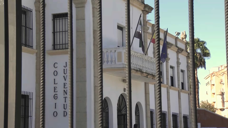 Dos de los tres alumnos que dieron positivo en tuberculosis en un colegio de Badajoz, han desarrollado la enfermedad. Lo ha confirmado el SES quien asegura que están bajo tratamiento. Es la última hora del foco de tuberculosis en el colegio La Juventud, &nbsp;de la capital pacense.    Sanidad ha realizado un estudio a 24 alumnos, de los que 3 obtuvieron un resultado positivo en tuberculosis en la primera prueba. En lo que llevamos de año, se han registrado 67 casos de tuberculosis en la región, 16 más que el año anterior en la misma fecha.&nbsp;