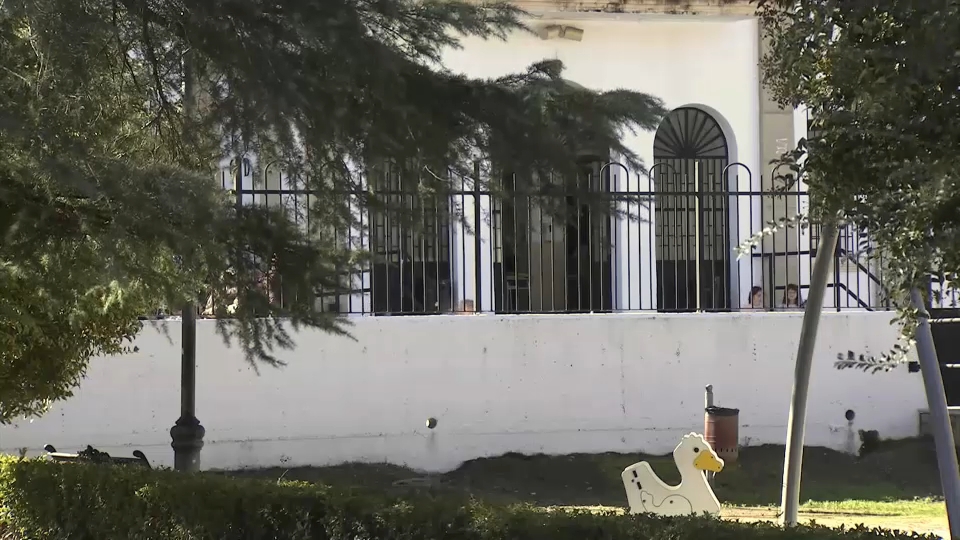 Dos de los tres alumnos que dieron positivo en tuberculosis en un colegio de Badajoz, han desarrollado la enfermedad. Lo ha confirmado el SES quien asegura que están bajo tratamiento. Es la última hora del foco de tuberculosis en el colegio La Juventud, &nbsp;de la capital pacense.    Sanidad ha realizado un estudio a 24 alumnos, de los que 3 obtuvieron un resultado positivo en tuberculosis en la primera prueba. En lo que llevamos de año, se han registrado 67 casos de tuberculosis en la región, 16 más que el año anterior en la misma fecha