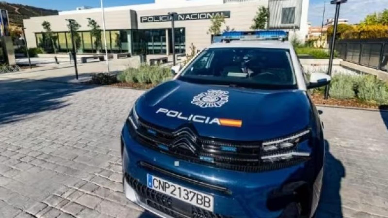 Vehículo de la Policía junto a la comisaría en una imagen de archivo