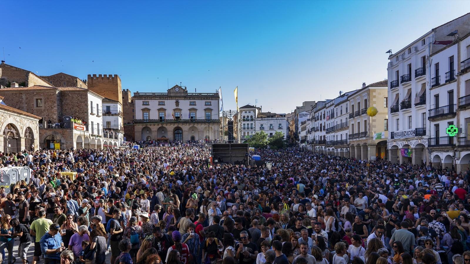 Miles de personas asisten al Festival Womad