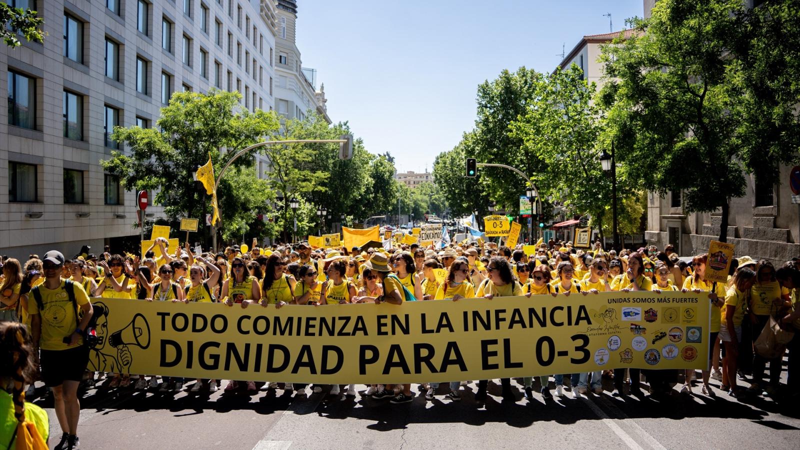 Manifestantes portan pancarta con lema 'Todo comienza en la infancia. Dignidad para el 0-3' durante una manifestación de docentes de educación infantil (0-3), a 23 de mayo de 2026, en Madrid