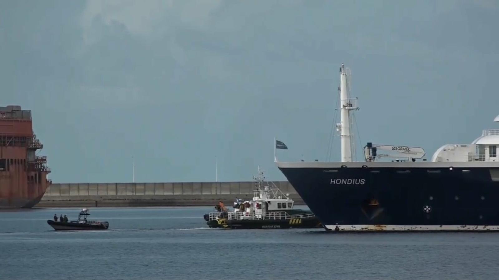 Desembarco en Tenerife de los españoles que viajaban en el crucero