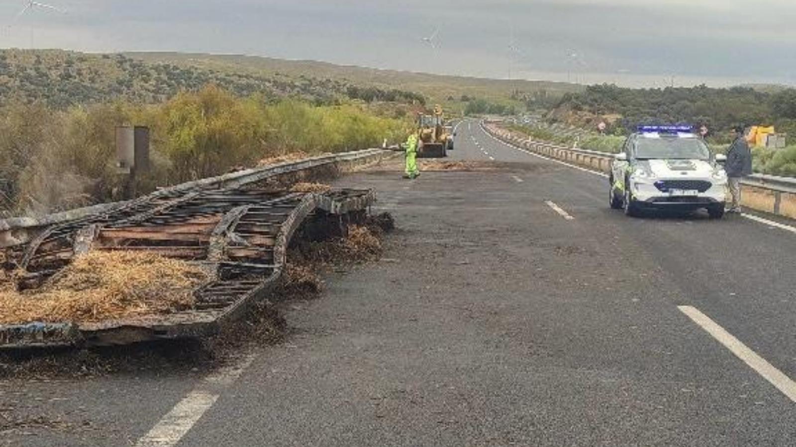 Camión de paja incendiado en la A-66 a la altura de Riolobos (Cáceres)