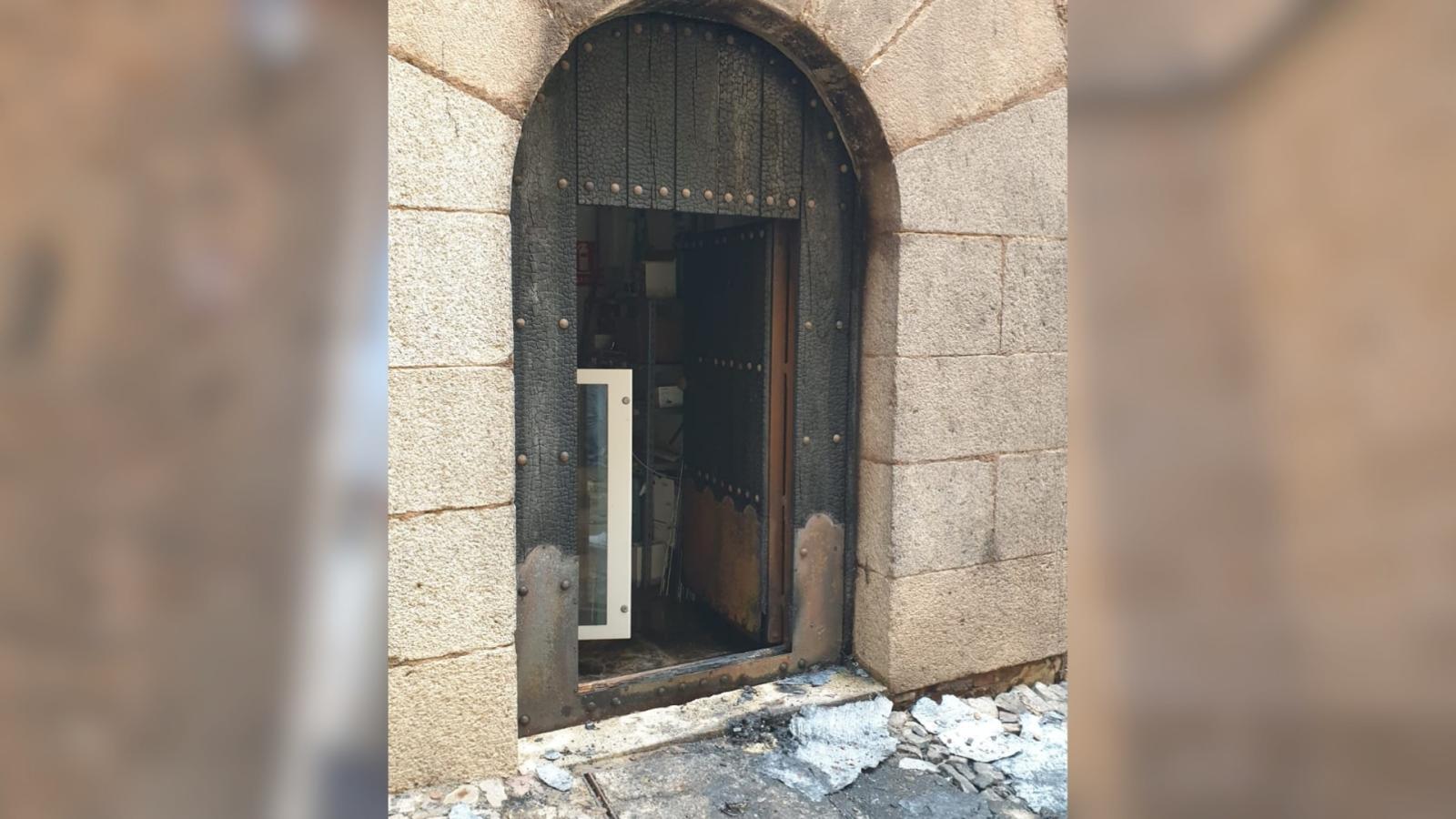 Puerta del Palacio Carvajal afectada por el incendio