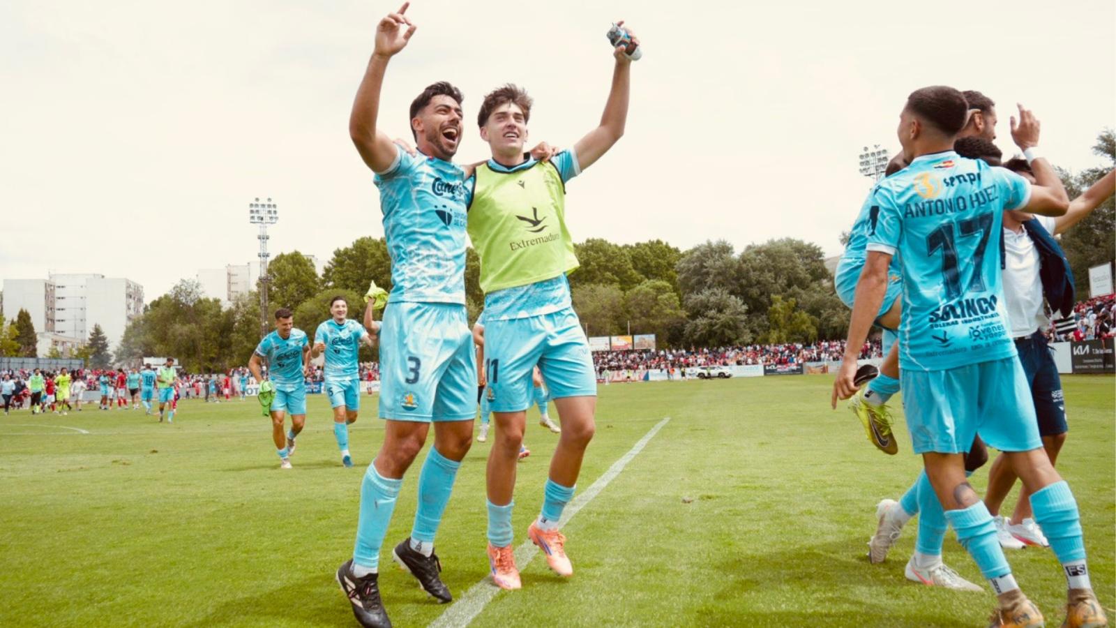 Jugadores del Coria celebran la victoria frente a Alcalá