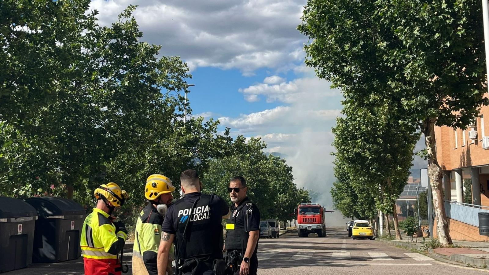 Bomberos y Policía trabajando en la extinción del incendio en El Prado