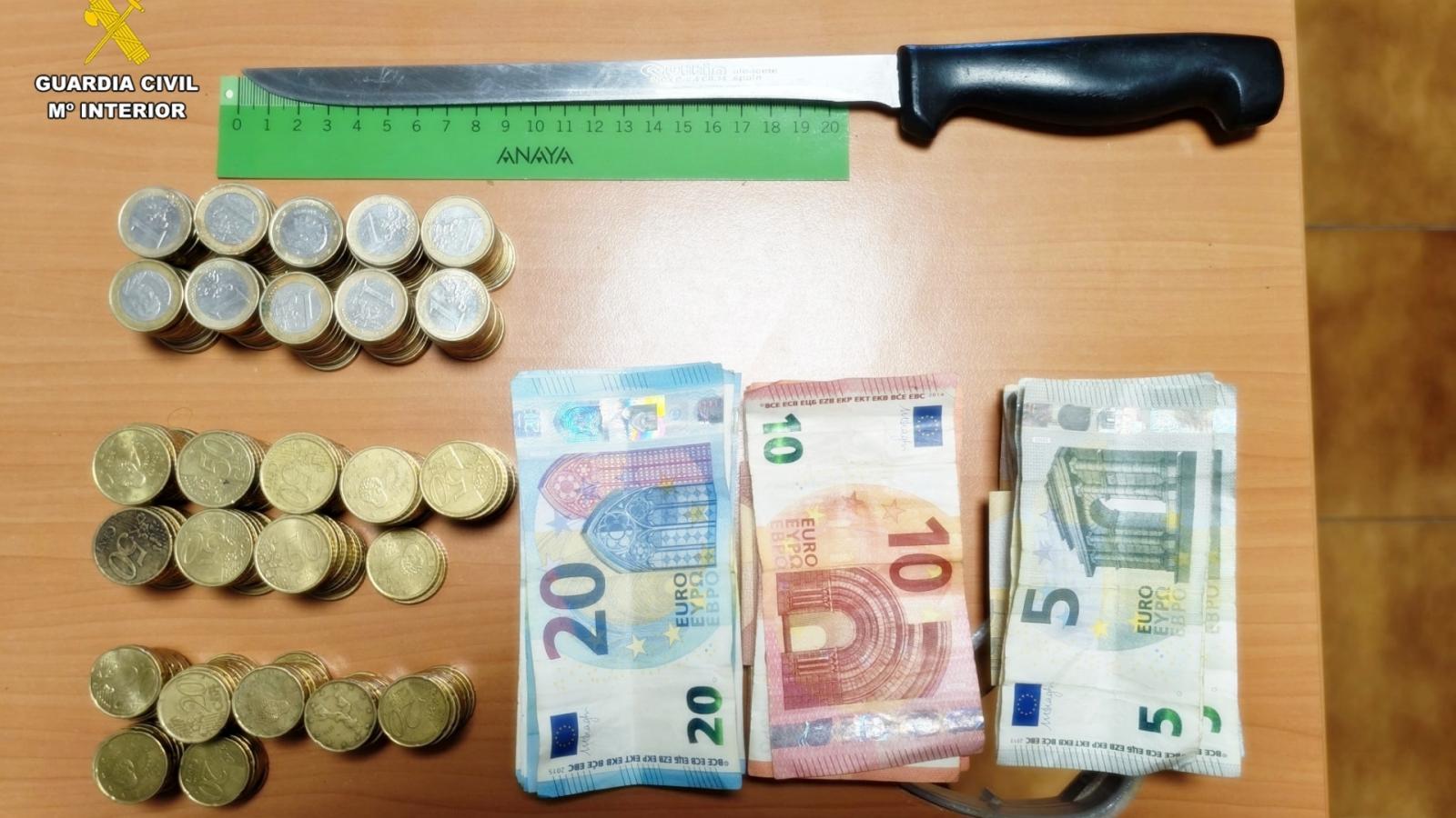 Cuchillo y dinero intervenido