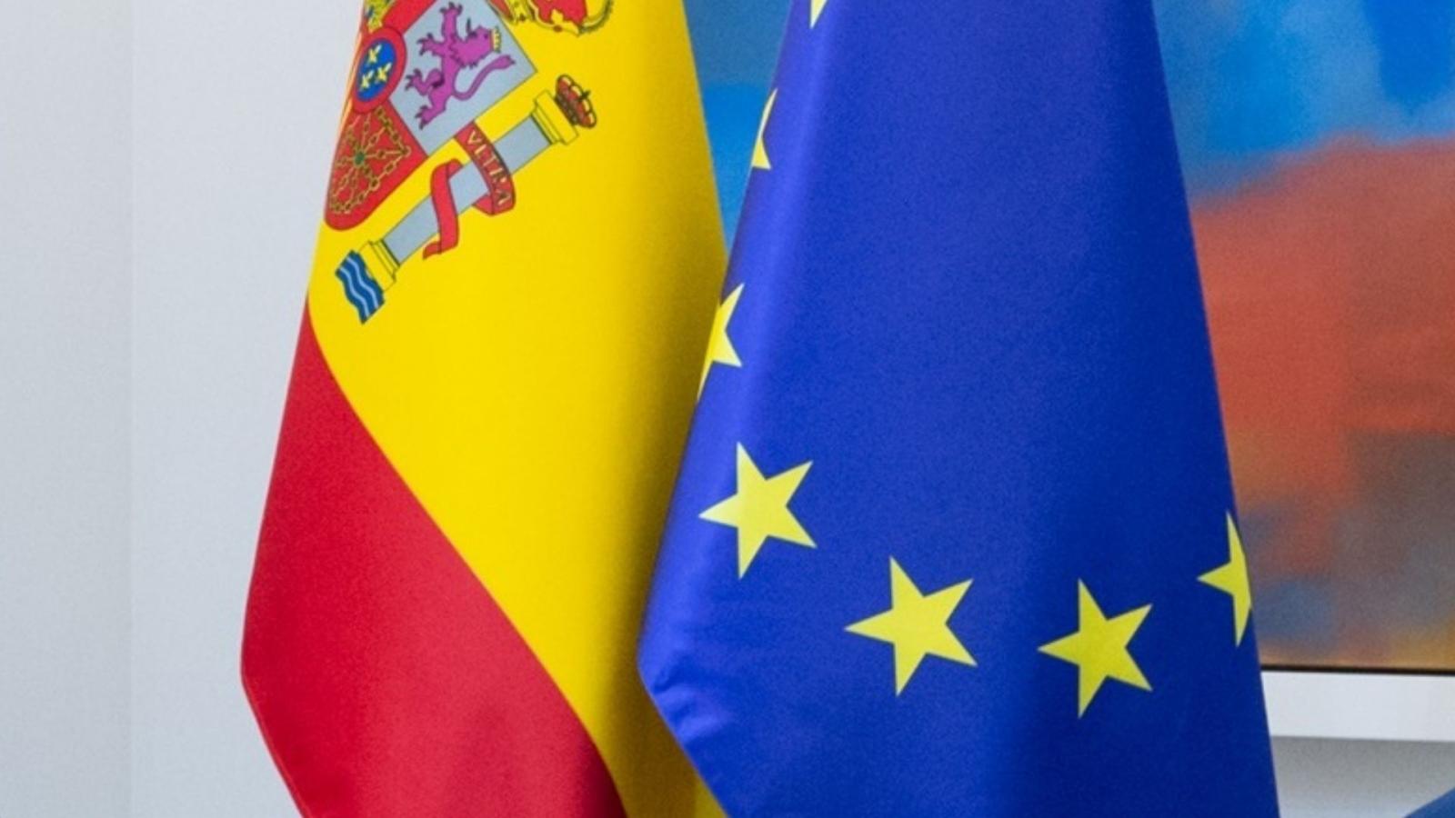 Banderas de España y de la Unión Europea en una imagen de archivo