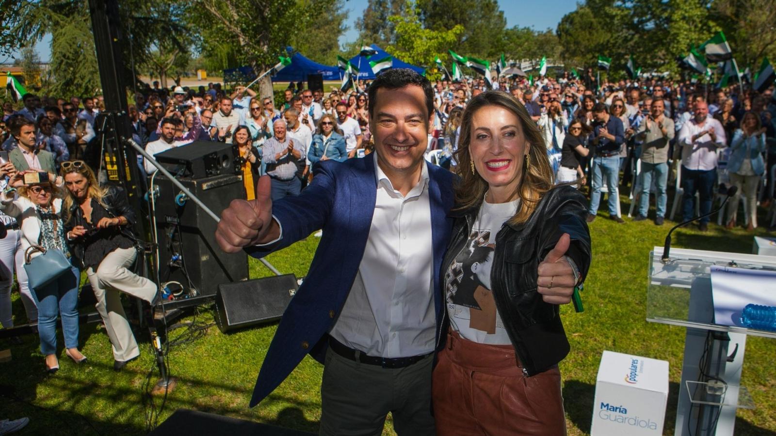 El presidente de la Junta de Andalucía, Juan Manuel Moreno Bonilla, y la presidenta del PP de Extremadura, María Guardiola