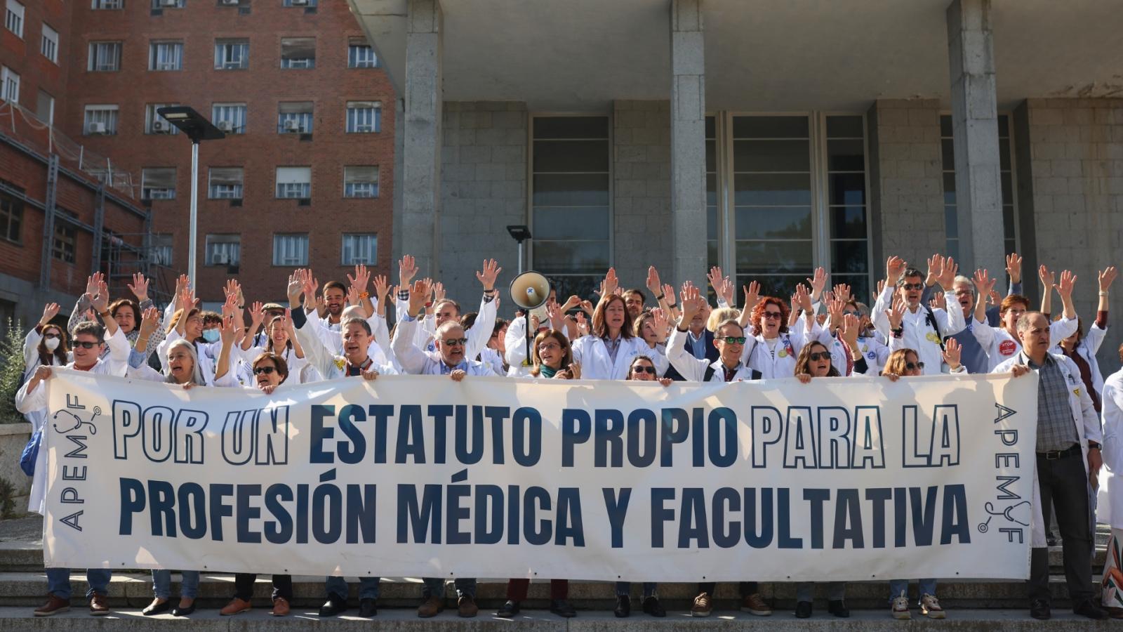 Concentración de médicos y sanitarios con motivo de la cuarta semana de huelga.