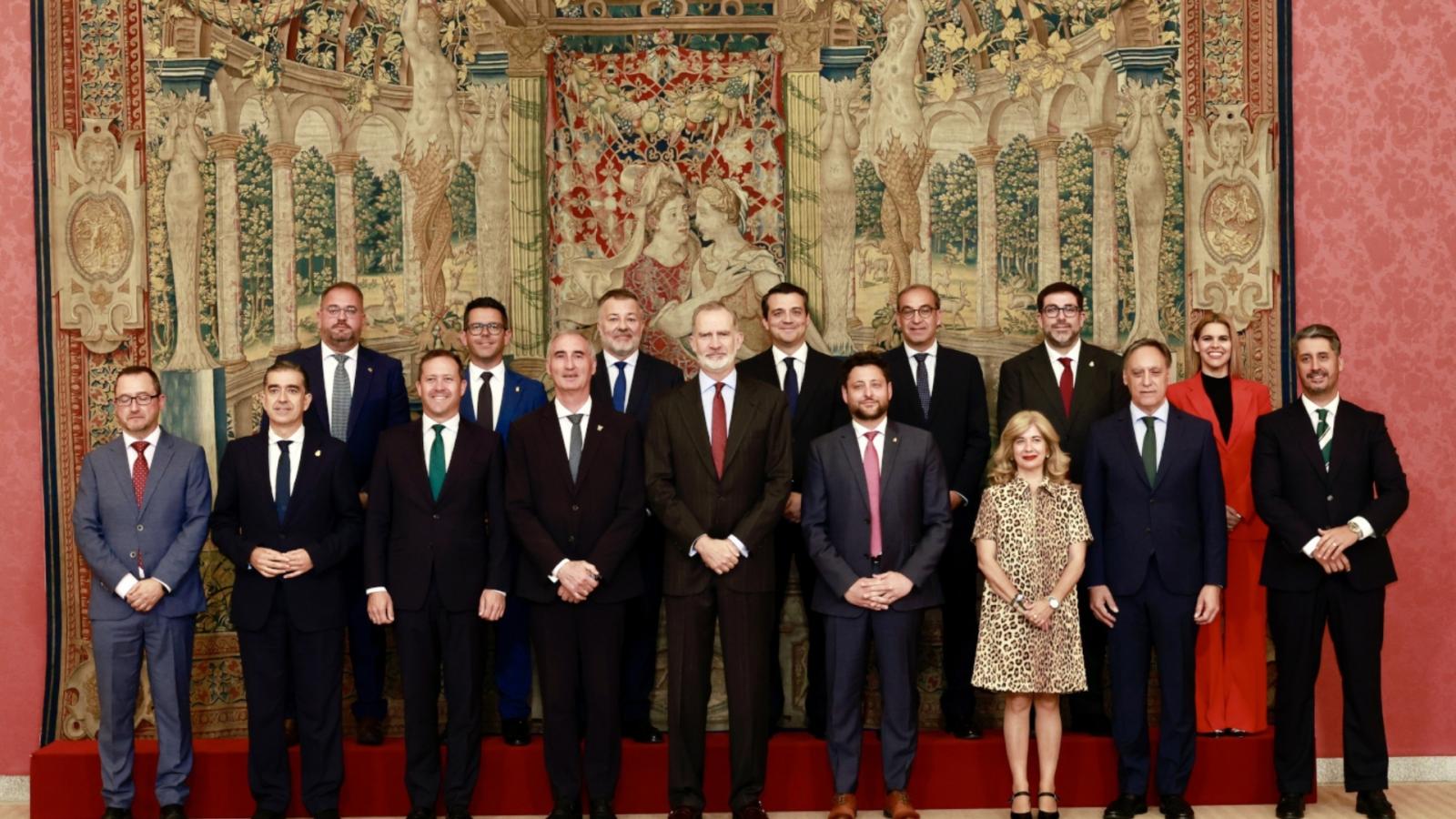 Su Majestad el Rey junto a los componentes de la Asamblea del Grupo de Ciudades Patrimonio de la Humanidad de España