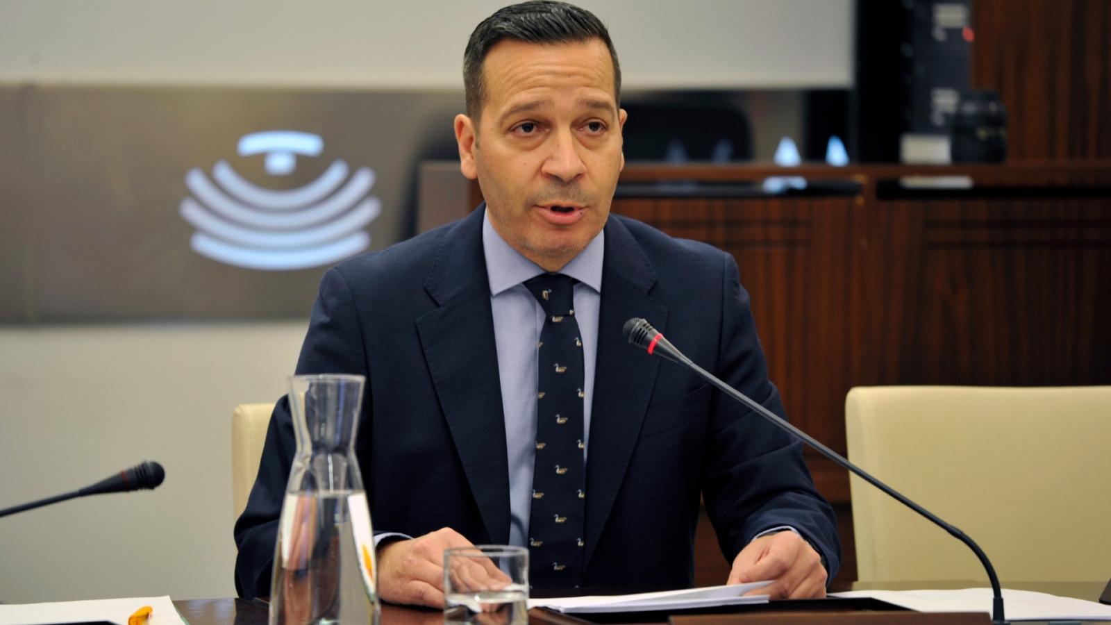 El vicepresidente y consejero de Desregulación, Servicios Sociales y Familia, Óscar Fernández Calle, comparece en comisión en la Asamblea de Extremadura. 