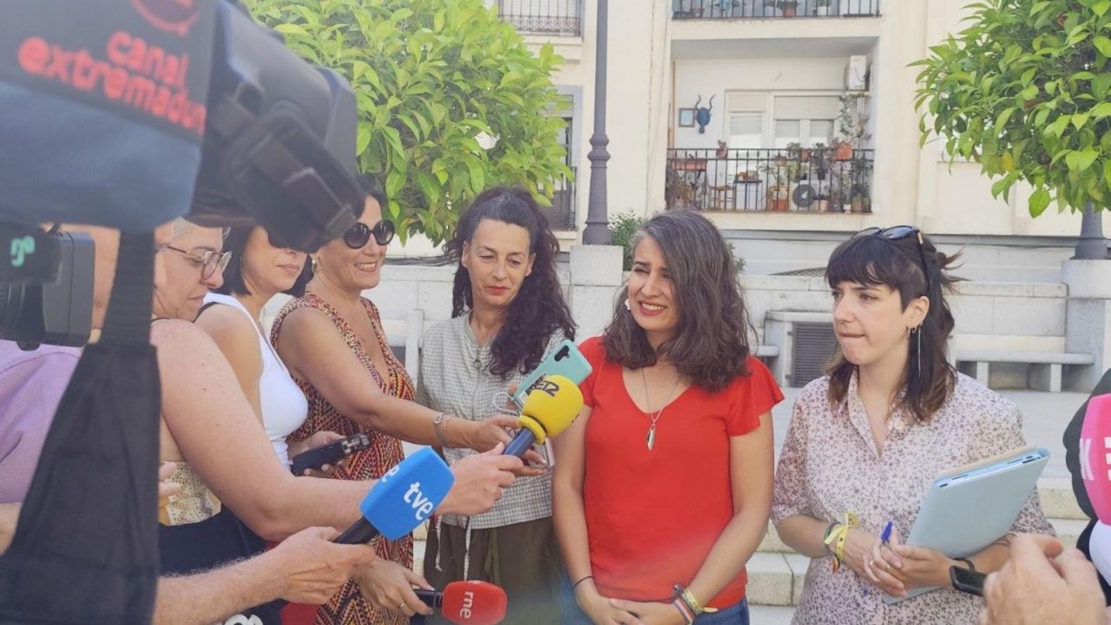 Irene de Miguel, de Unidas por Extremadura, atiende a los medios de comunicación