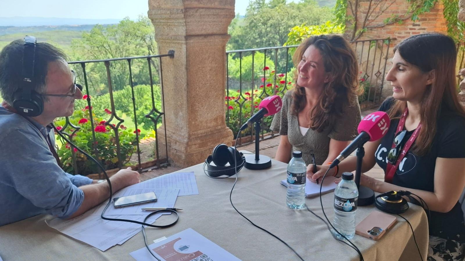 La presidenta del Comité Europeo de las Regiones, Kata Tüttő, durante una entrevista en Canal Extremadura Radio con motivo de la entrega del Premio Europeo Carlos V en Yuste. 