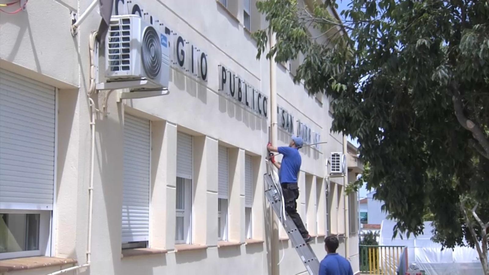 Instalación de aire acondicionado en el CEIP San Andrés de Almaraz.