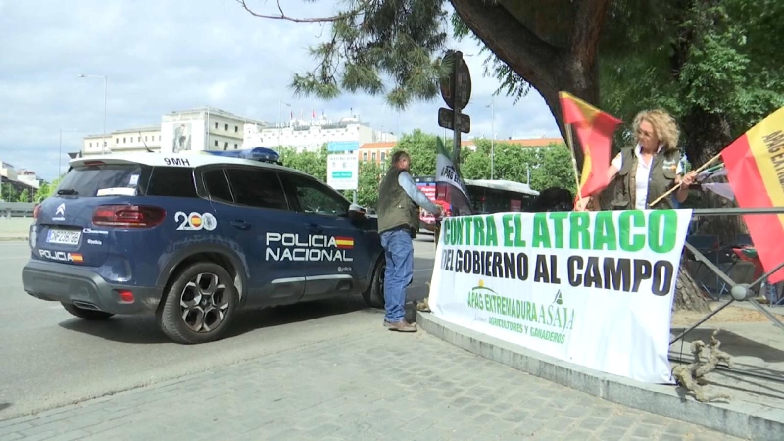 Agricultores acampados en el Ministerio, en Madrid