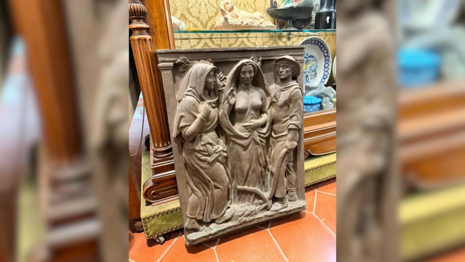 Bajorrelieve de la estatua de Hernando de Soto