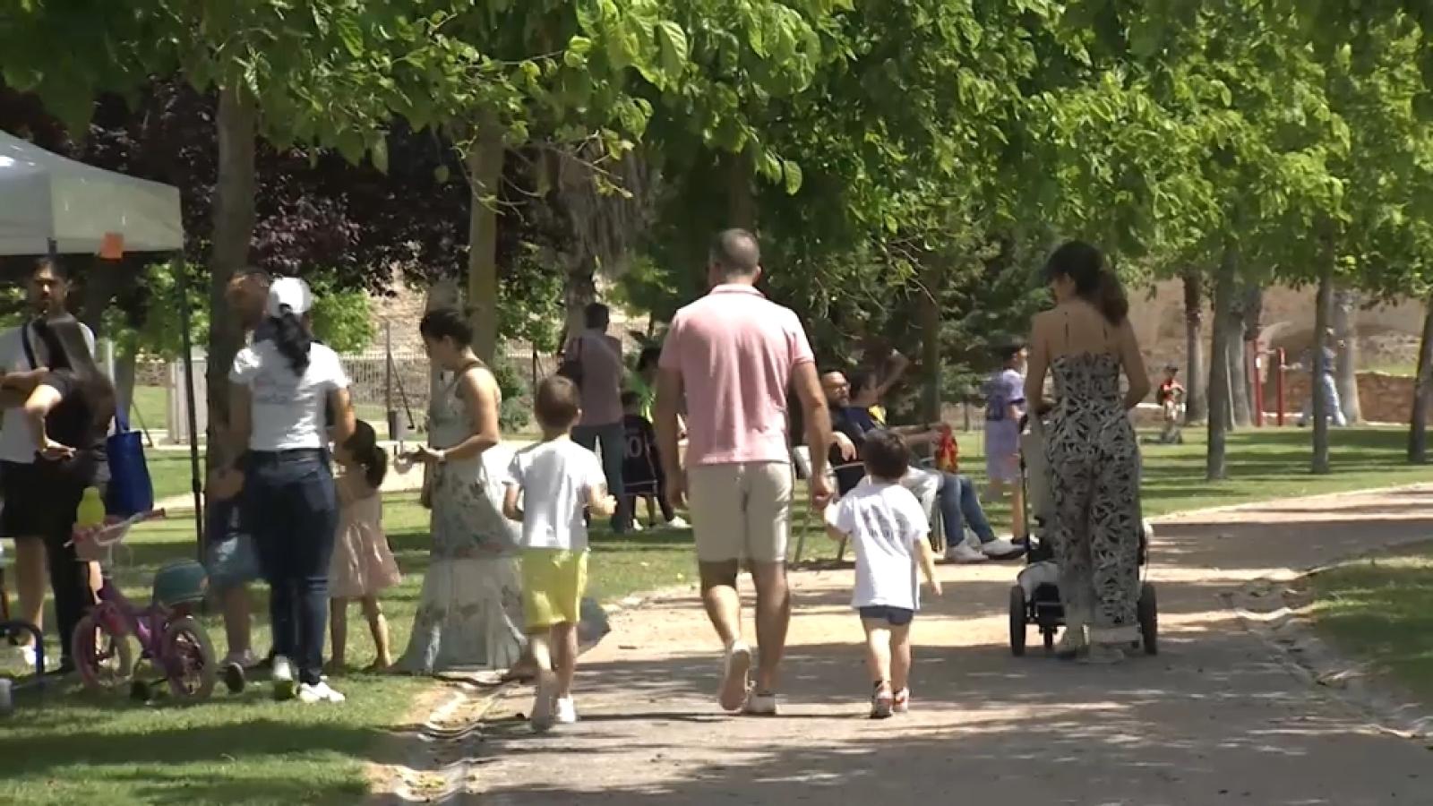 Familias paseando por un parque en una imagen de archivo