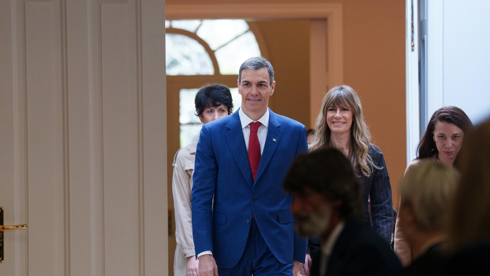 El presidente del Gobierno, Pedro Sánchez (i) y la mujer del presidente del Gobierno, Begoña Gómez (d), durante el acto de homenaje al pueblo gitano.