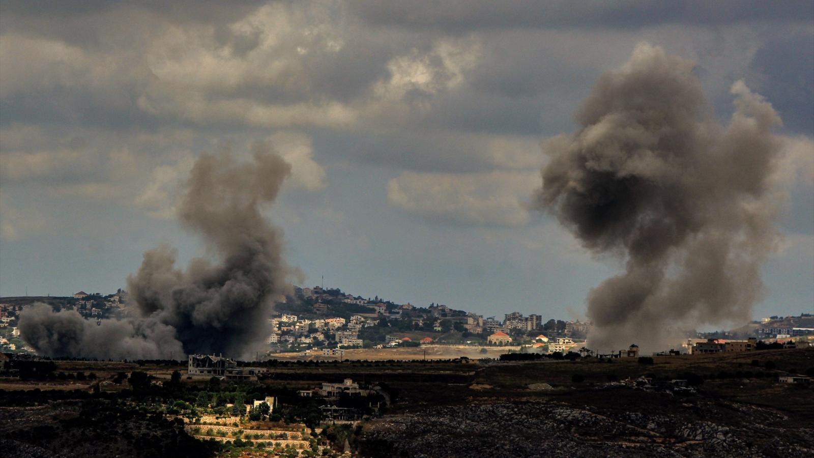 El humo se eleva tras bombardeos israelíes en la aldea del sur del Líbano de Kfar Tebniet, en las afueras de la ciudad principal de Nabatie