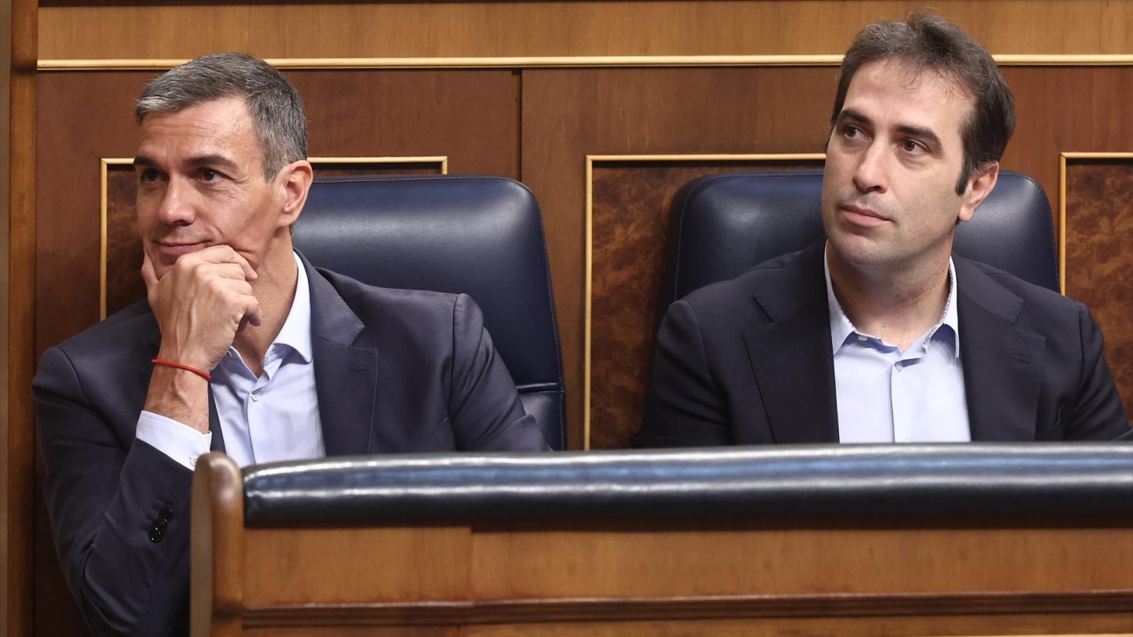 El presidente del Gobierno, Pedro Sánchez, y el vicepresidente primero y ministro de Economía, Comercio y Empresa, Carlos Cuerpo 