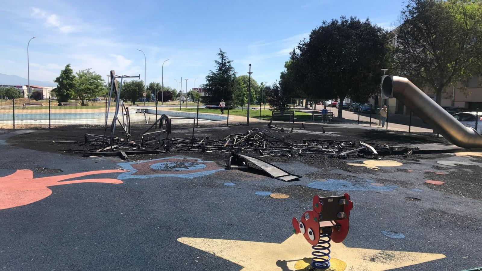 Parque infantil quemado en Navalmoral de la Mata
