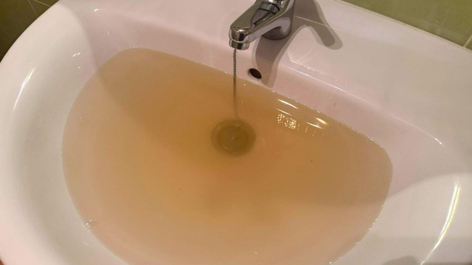 Agua corriente turbia en Malpartida de Plasencia