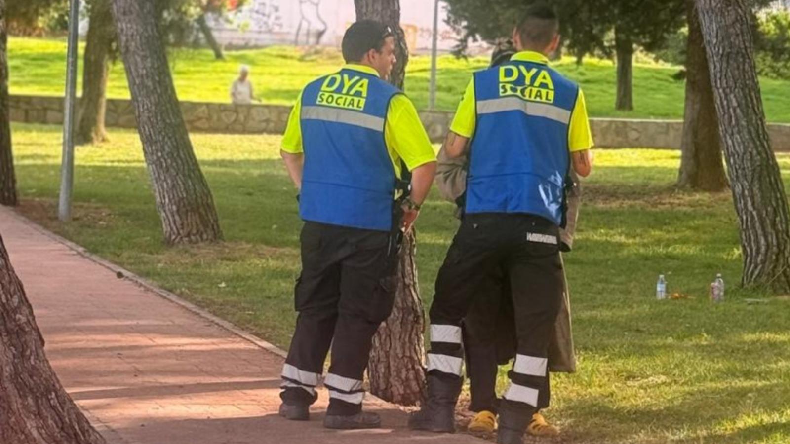 Voluntarios prestando ayuda a personas sin hogar ante las altas temperaturas