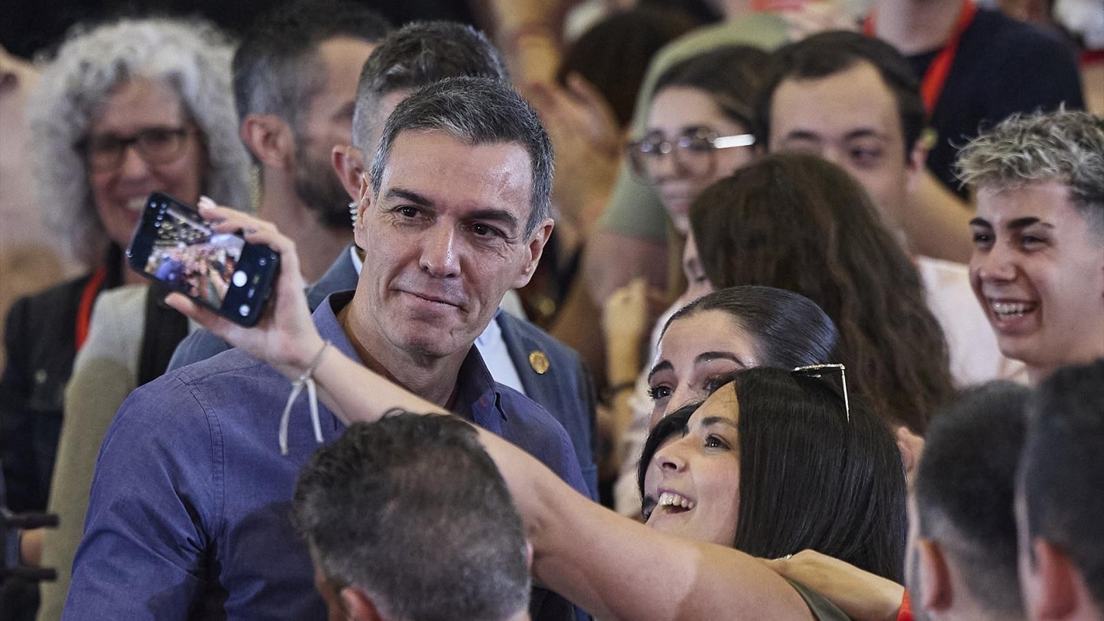 El secretario general del PSOE y presidente del Gobierno, Pedro Sánchez, durante la clausura del 27º Congreso de JSE, en la sede UGT Madrid, a 31 de mayo de 2026, en Madrid (España)