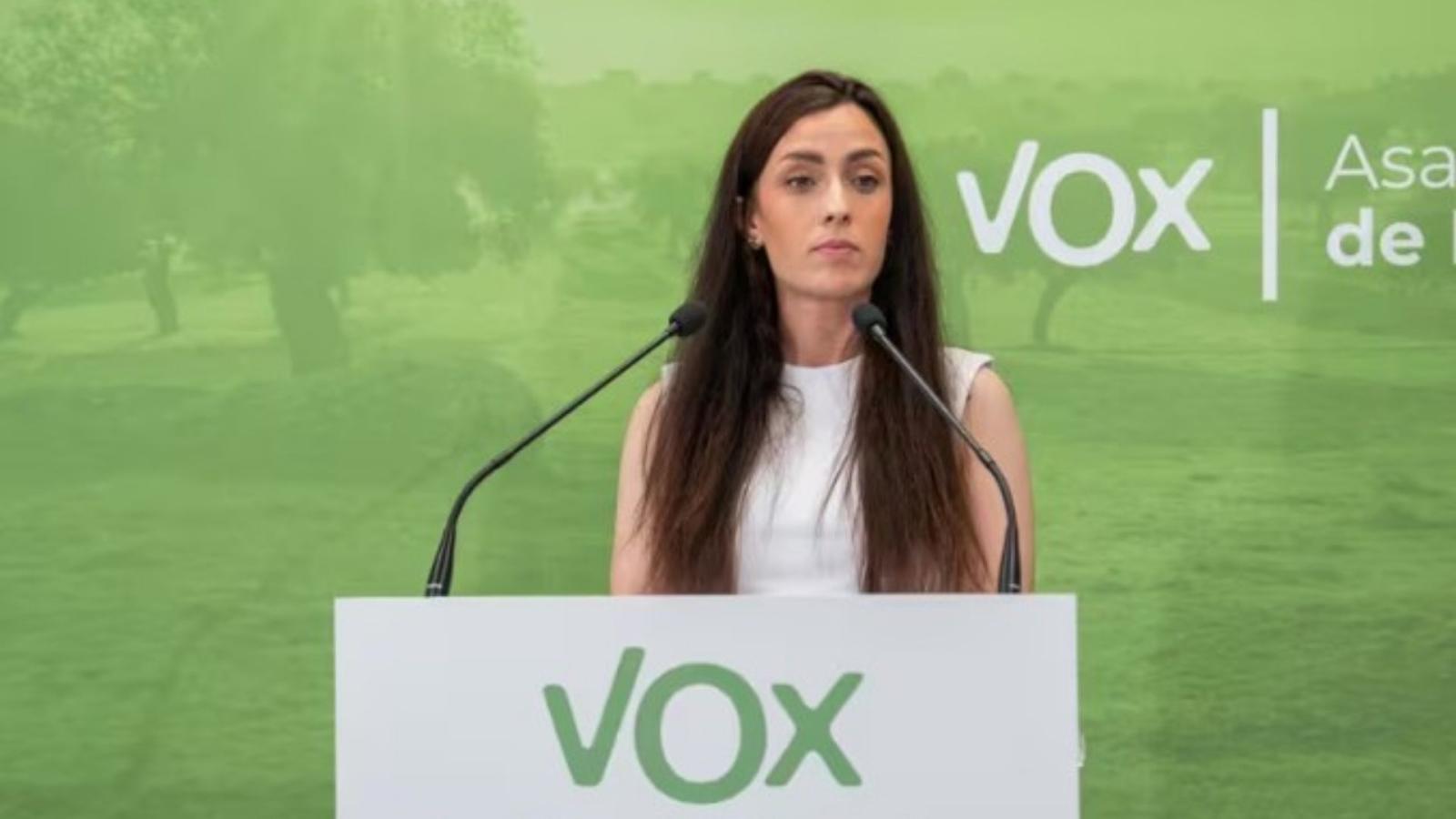 La portavoz de Vox en la Asamblea de Extremadura, Inés Checa, en rueda de prensa
