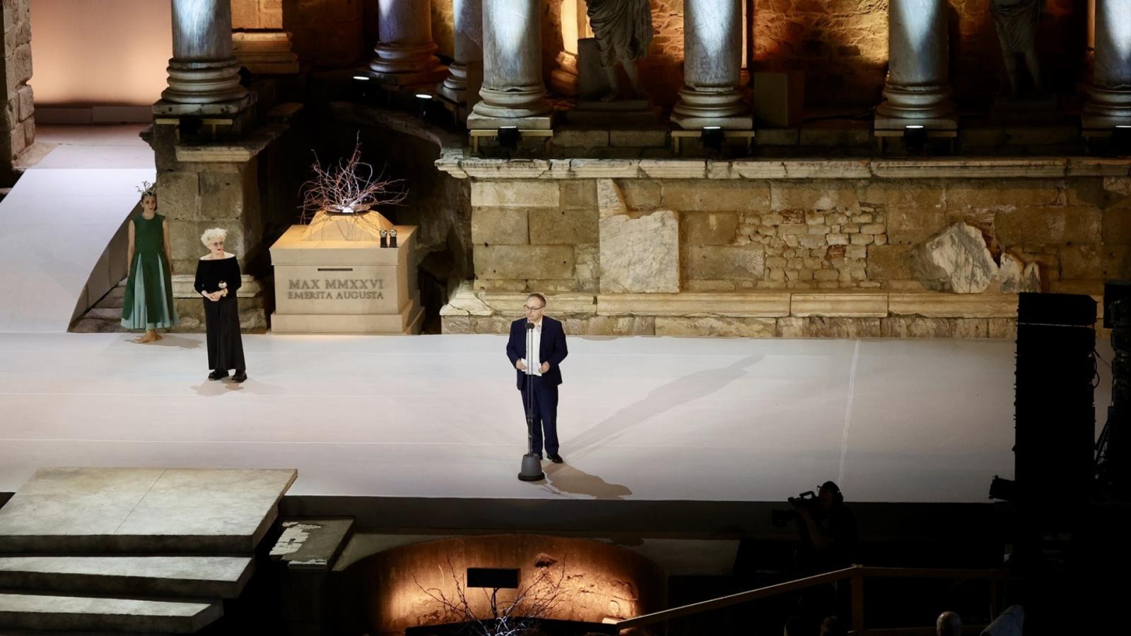 El productor y empresario teatral Jesús Cimarro recibe el 'Premio Max de Honor 2026' durante la gala de entrega de los XXIX Premios Max de las Artes Escénicas, en el Teatro Romano. Mérida. 
