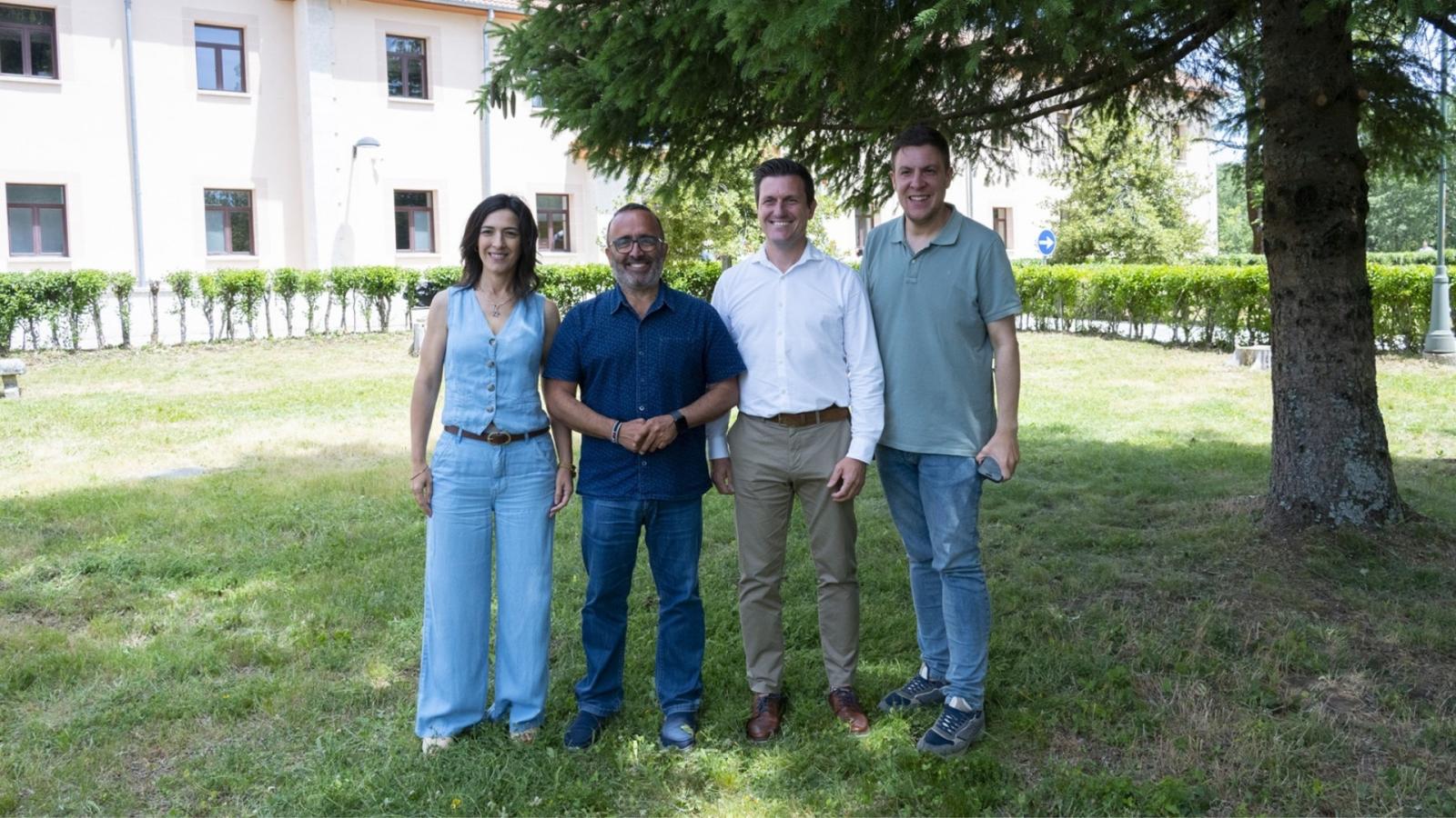 (De izquierda a derecha) La vicepresidenta primera de Territorio, Igualdad y Cultura, Esther Gutiérrez; el presidente de la Diputación, Miguel Ángel Morales, el vicepresidente tercero de Fomento, Movilidad y Agenda Provincial, Luis Fernando García Nicolás; y el alcalde de Piornal, Javier Prieto.