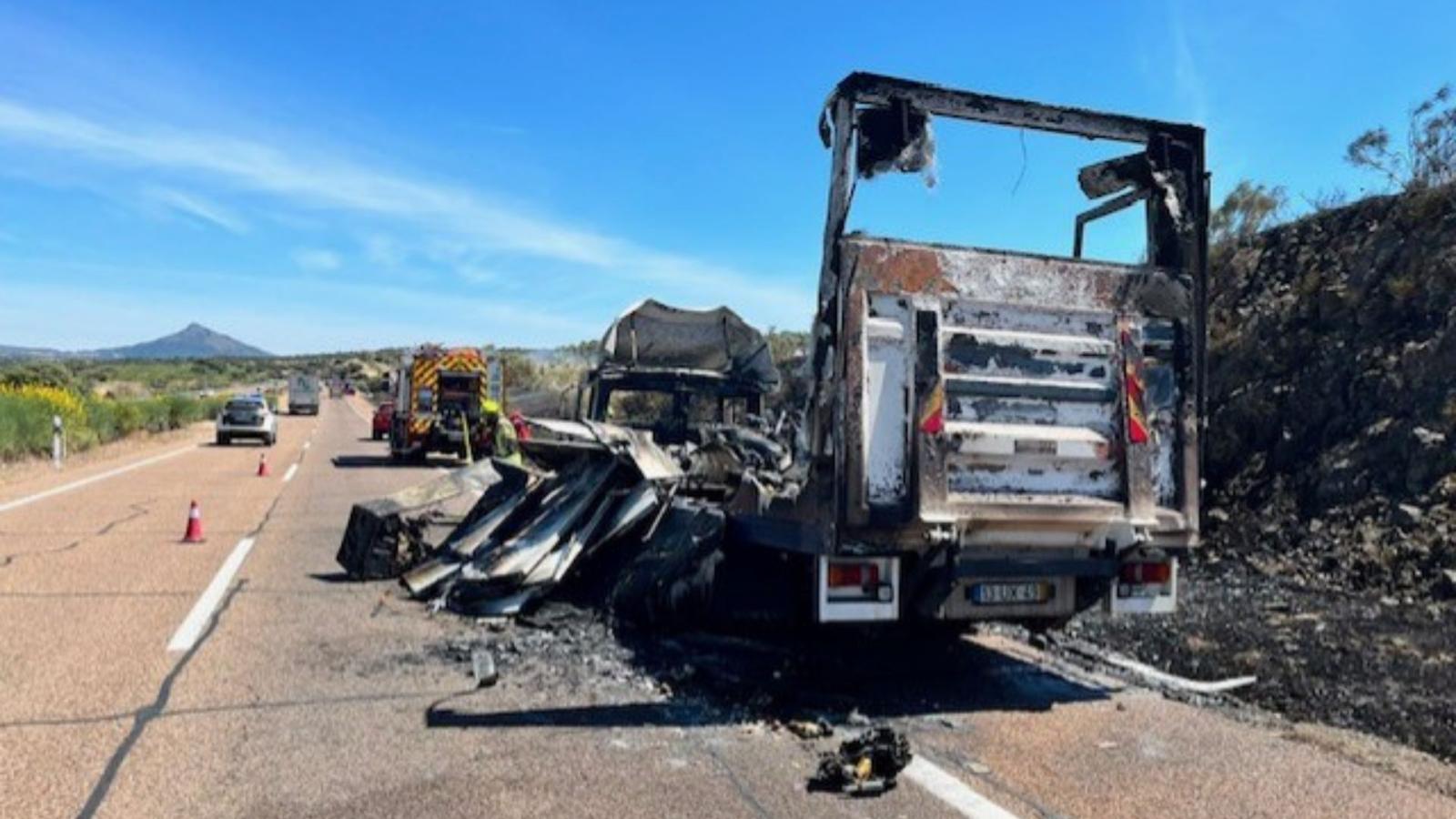 Sofocado el incendio del vehículo