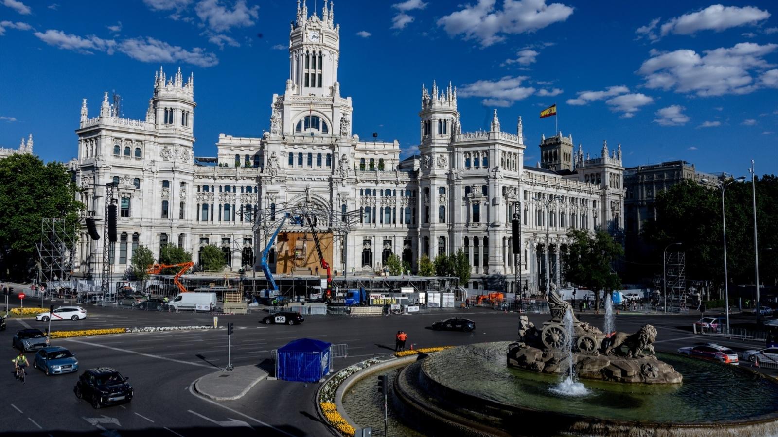Vista general durante el montaje de escenarios para la Santa Misa del Papa León XIV en Cibeles