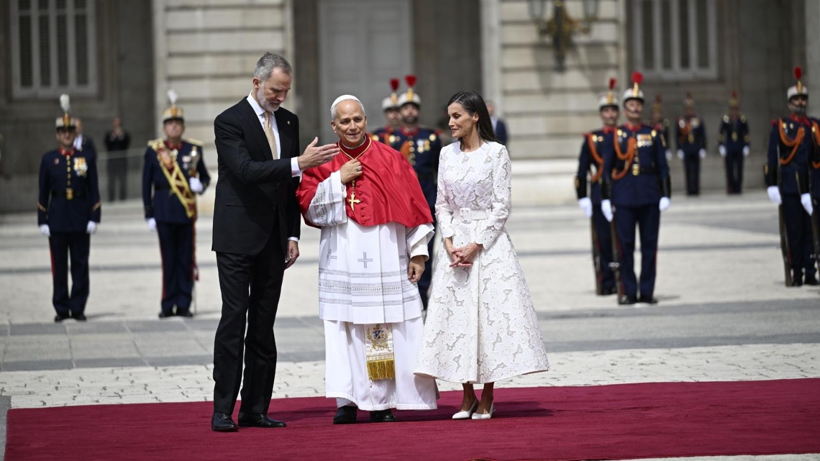 El Rey Felipe VI; la Reina Letizia; asisten a la ceremonia de bienvenida al Papa León XIV en el Palacio Real,
