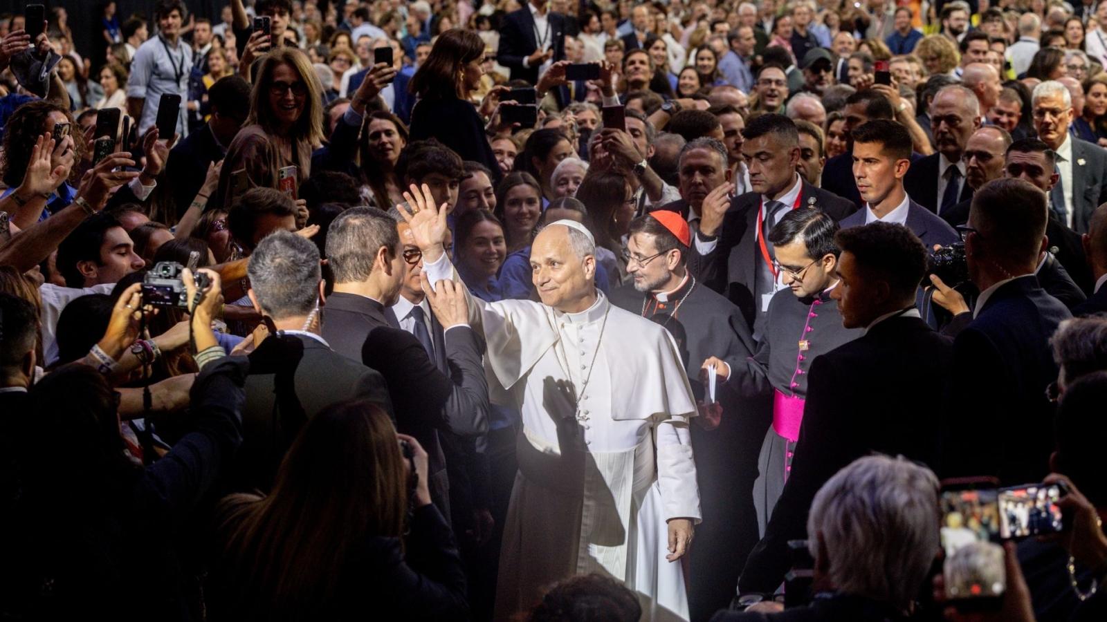 El Papa León XIV llega al encuentro 'Tejer redes con el mundo de la cultura, la educación, la empresa y el deporte', en el Movistar Arena,