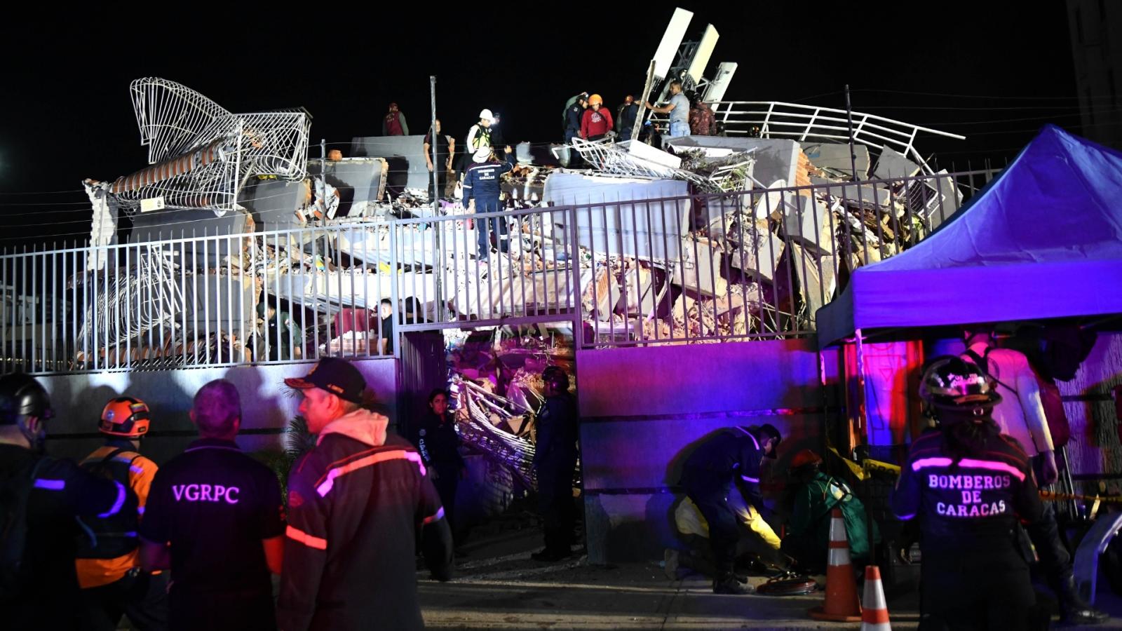 Los servicios de emergencias trabajan tras los terremotos que han sacudido Venezuela