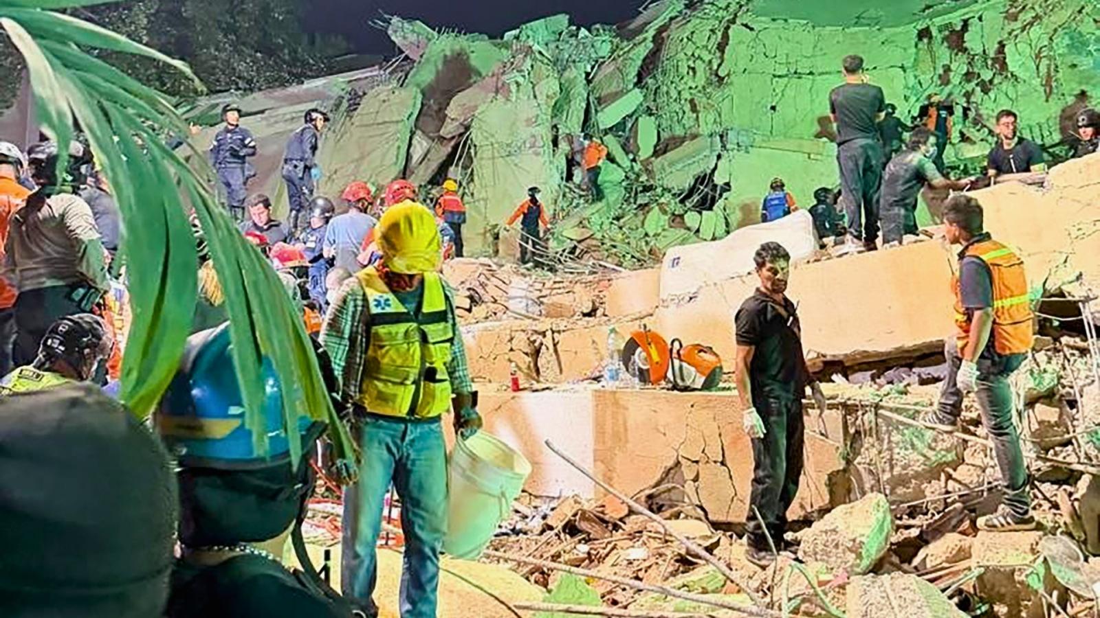 Efectivos de emergencia buscan posibles víctimas bajo los escombros tras los terremotos de Venezuela