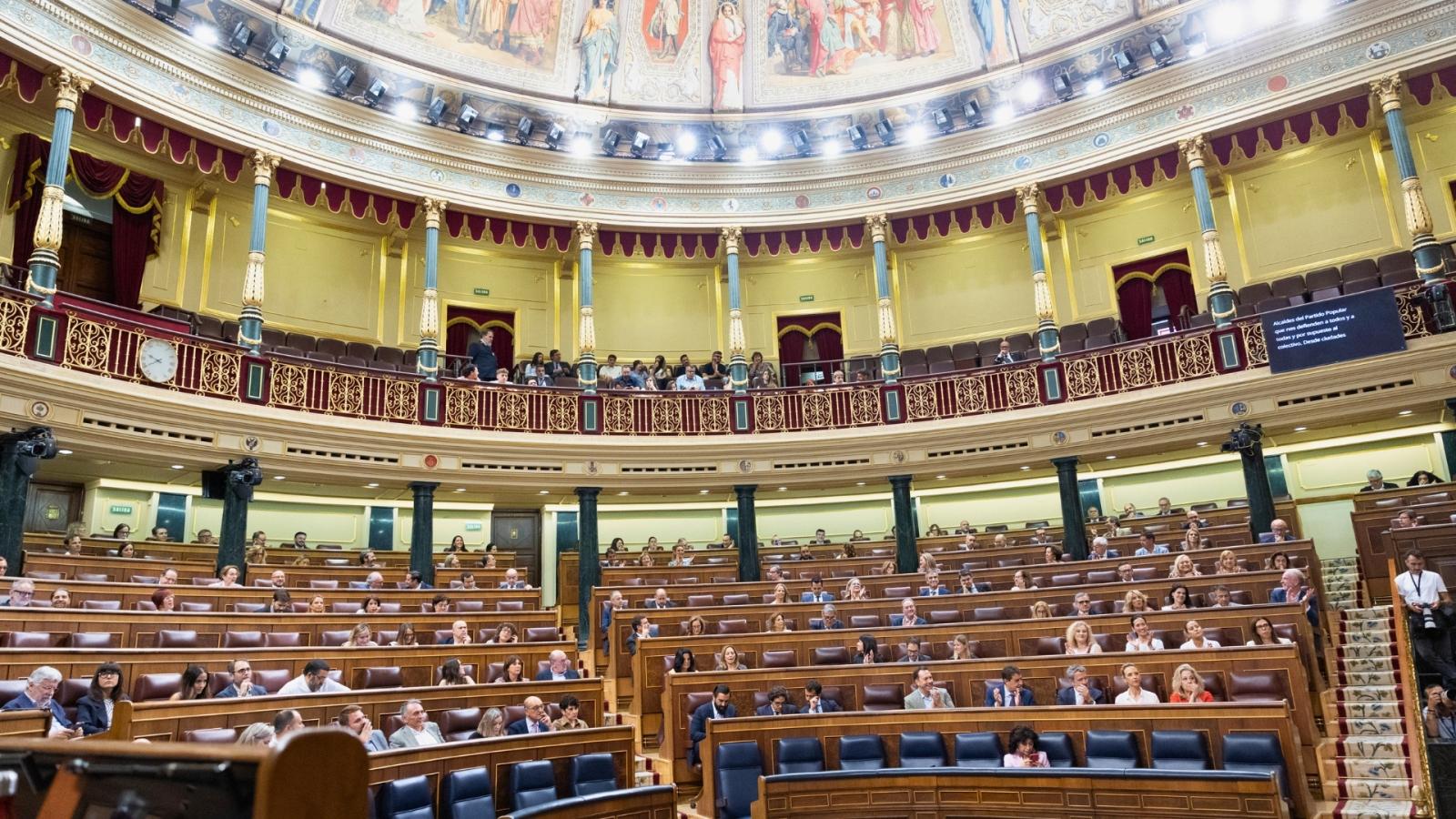 La bancada popular aplaude durante una sesión plenaria en el Congreso de los Diputados