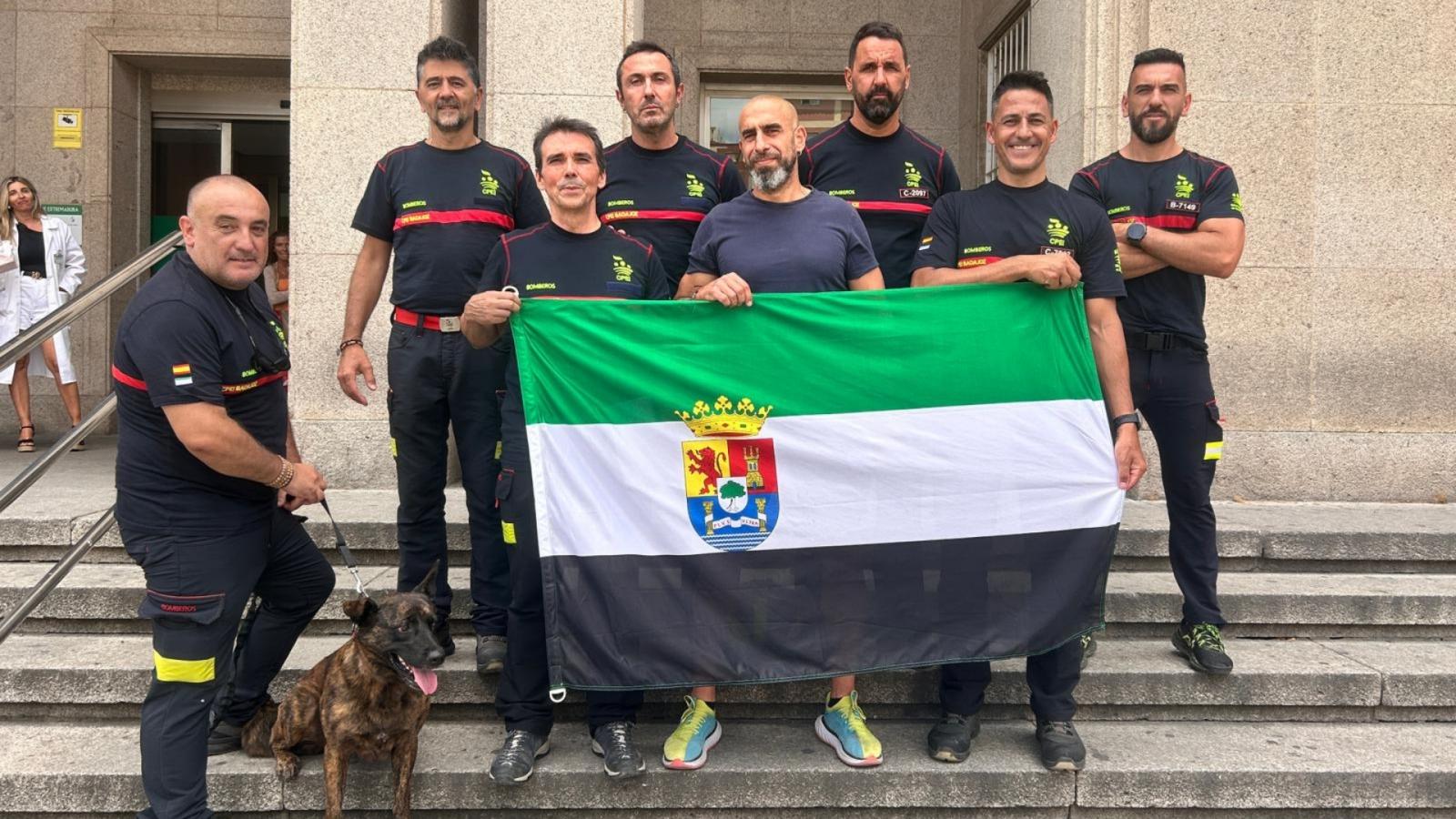 Equipo de Bomberos de la Diputación de Badajoz que participan en el dispositivo enviado a Venezuela para participar en las labores de rescate tras los terremotos